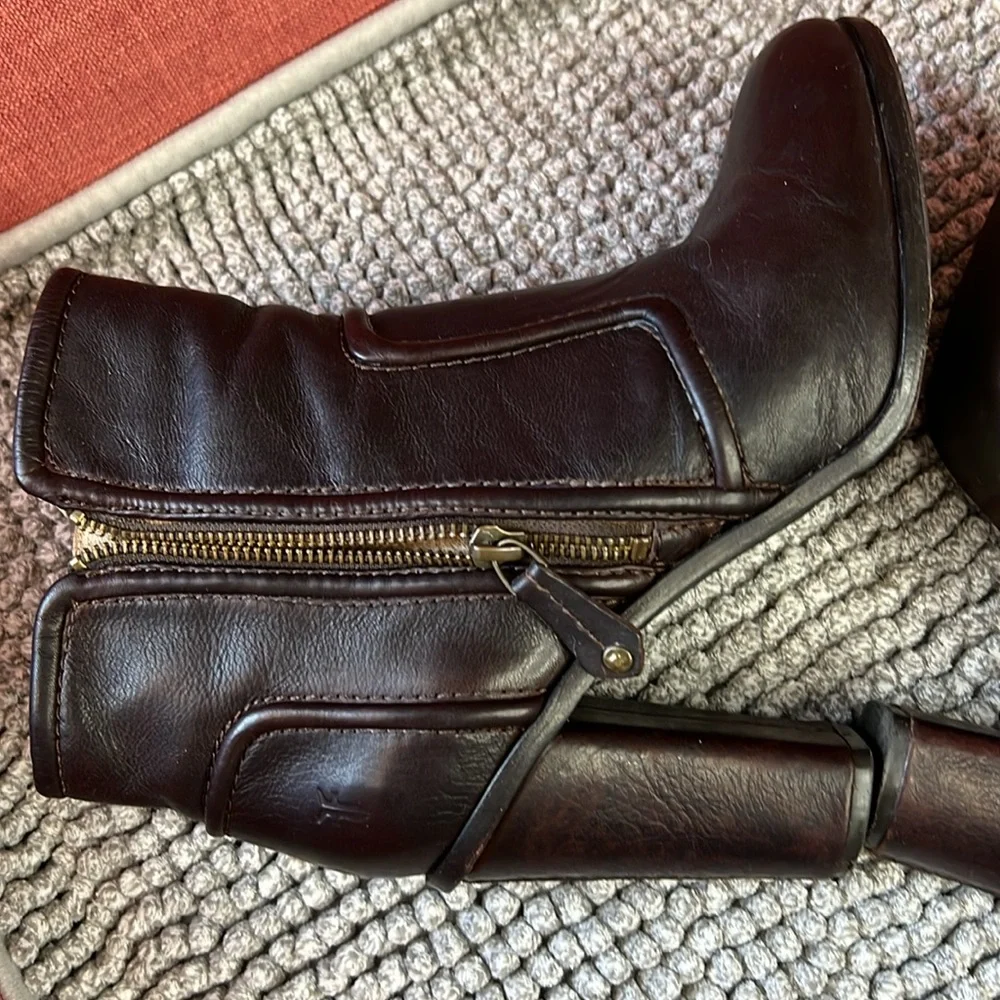 FRYE SYLVIA‎ PIPPING BOOTIE